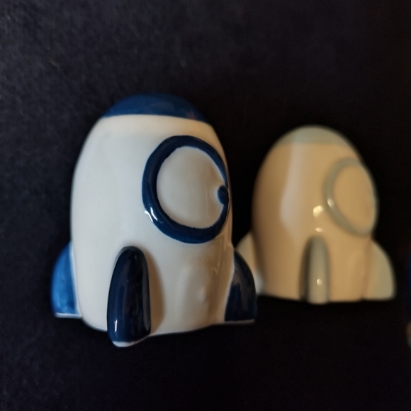 Spaceship / rocket Salt and Pepper Shakers NWOT - Picture 3 of 3